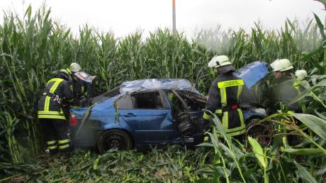 Die Bergung des total zerstörten Fahrzeugs war kompliziert, da es in einem Maisfeld landete.