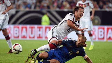 Mario Götze erzielte zwar ein Tor für die deutsche Nationalmannschaft, an der 2:4-Niederlage gegen Argentinien (im Bild Javier Mascherano) konnte aber auch er nichts ändern.