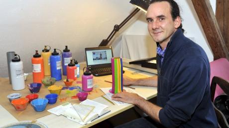 Tobias Krug ist mit seiner Animation mit Mutterturm (im Hintergurnd auf dem Laptop, vorne Modell mit dem Farbverlauf) für den Ellinor Holland Kunstpreis nominiert. 