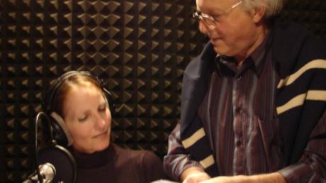 Tonmeister Wolfgang Flödl und Schauspielerin Angelika Utto bei einer Arbeitsbesprechung im eigenen Tonstudio.