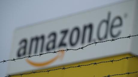 Mitarbeiter des Online-Versandhändlers Amazon in Graben bei Augsburg streiken. 