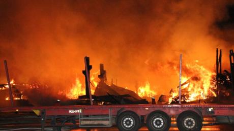Die Produktionshalle des Holzwerkes brannte völlig nieder.