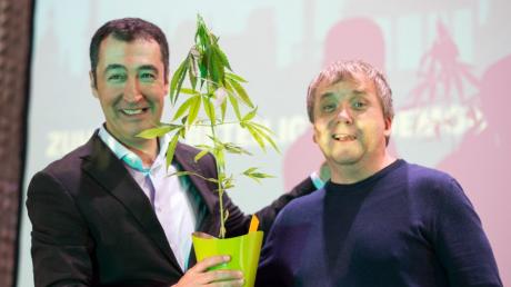 Statt Blumen hat Cem Özdemir nach seiner Rede beim Grünen-Parteitag eine Hanf-Pflanze geschenkt bekommen.