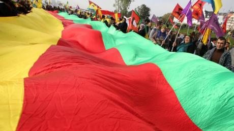 Schreckliche Berichte hört man derzeit aus der nordsyrischen Stadt Kobane. Für die Kurden in Deutschland sind sie kaum zu ertragen. Sie fordern mehr Unterstützung.