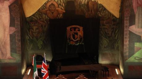 Prinz Charles und seine Frau Camilla, Herzogin von Cornwall, tragen sich in das Gästebuch des Saint Ildefonso Museums in Mexiko Stadt ein. 