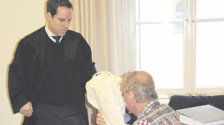 Der Angeklagte am Mittwoch mit seinem Verteidiger im Saal des Neuburger Amtsgerichts.