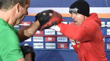Boxen: Weltmeister Jürgen Brähmer (r) mit seinem Trainer Karsten Röwer vor dem Kampf gegen den Polen Pawel Glazewski. Der ging nach wenigen Sekunden schon k.o. 