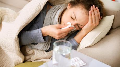 Deutschlandweit legt die Grippewelle derzeit über 6000 Menschen flach. 