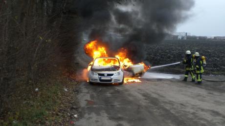 Ein Auto brannte in Augsburg-Lechhausen.