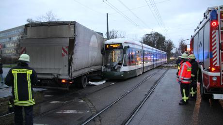 Ein Lkw prallte in der Haunstetter Straße in eine Tram der Linie 2. Ein Mensch erlitt leichte Verletzungen.