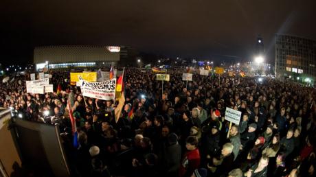 Zur neunten und größten "Pagida"-Demonstration am 15.12.14 gingen 15.000 Menschen in Dresden auf die Straße. An den Gegenkundgebungen beteiligten sich mehr als 6500 Personen.