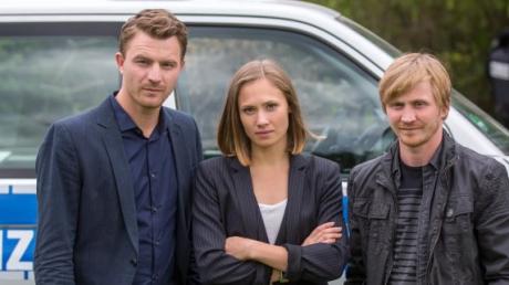 Die Schauspieler Friedrich Mücke (l), Alina Levshin und Benjamin Kramme posieren in Erfurt (Thüringen) vor einem Polizeiwagen bei Dreharbeiten zur "Tatort"-Folge "Der Maulwurf".