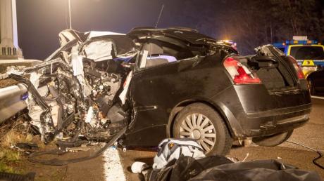 Der Fahrer dieses Pkw und der Falschfahrer kamen bei dem Zusammenstoß auf der A29 ums Leben. Die Beifahrerin im schwarzen Kleinwagen wurde schwer verletzt.