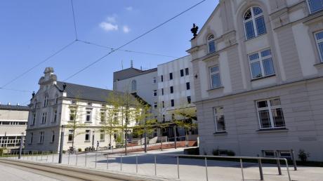 In der Augsburger Hessingklinik ist ein 13-Jähriger nach einer OP gestorben. Die Ärzte wurden nun freigesprochen.