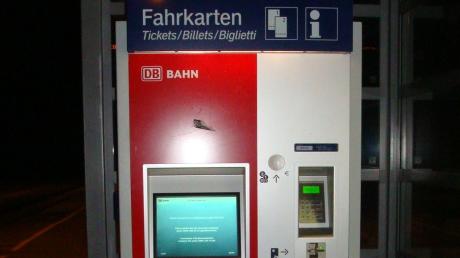 Unbekannte Täter haben an der Bahnhaltestelle in Tapfheim versucht, den Fahrkartenautomaten aufzubrechen.