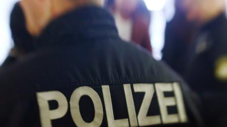 Ein Mann hat am Freitag in Krumbach laut Polizei Passanten mit Pfefferspray verletzt. Danach soll er versucht haben, einen Polizisten mit einem Messer anzugreifen.
