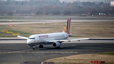 Beim Start eines Airbus A330 von Germanwings am Dienstag löste sich ein Teil der Triebwerkhülle. Die Maschine landete sicher in Palma de Mallorca. Symbolbild