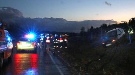 Bein einem Unfall auf der B12 bei Weitnau wurden zwei Ersthelfer schwer verletzt. Zwei Autofahrer erlitten leichte Verletzungen.