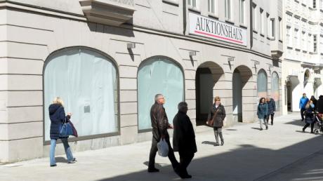 Die Fensterfront am ehemaligen Woolworth-Gebäude in der Augsburger Annastraße ist verdeckt. Das wird sich zumindest am Marktsonntag, 3. Mai, ändern. 