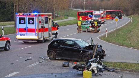 Ein 55-jähriger Motorradfahrer kam auf der B 300 bei Edenhausen im Kreis Günzburg bei einem schweren Unfall ums Leben.