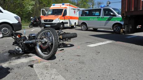 Ein Biker kam am Freitag in Neu-Ulm bei einem Unfall ums Leben. Ein Lastwagen-Fahrer hatte den 53-Jährigen offenbar übersehen.