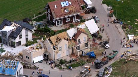 Die Luftaufnahme vom 14. Mai zeigt das Ausmaß der Tornado-Katastrophe in Affing im Landkreis Aichach Friedberg.