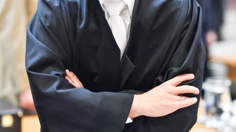 Müssen Anwälte vor Gericht immer eine Robe tragen? Um diese Frage geht es am Dienstag bei einem Prozess in Augsburg.