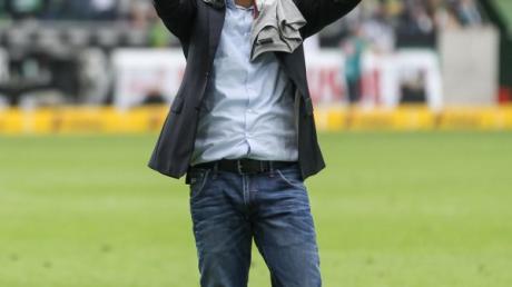 beide Daumen hoch: Markus Weinzierl (Trainer FC Augsburg) bedankt sich bei den Fans nach dem Spiel, 

Borussia Mönchengladbach vs. FC Augsburg, 34. Spieltag, Saison 2014/2015, 23.05.2015,