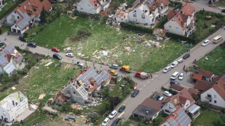 Die Luftaufnahme zeigt die Tornadoschäden in der Gemeinde Affing, Landkreis Aichach Friedberg.