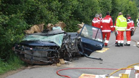 Bei einem Unfall im Kreis Eichstätt starb ein Mann. Vom Auto ist nicht mehr viel übrig.