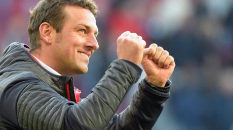 Beim FC Augsburg ist die Erleichterung groß: Trainer Markus Weinzierl bleibt. 