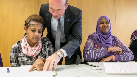 Bayerische Lehrerverbände fordern mehr Lehrer für junge Flüchtlinge.