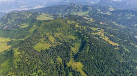 Diese Luftaufnahme zeigt das Riedberger Horn im Oberallgäu mit den Skigebieten Balderschwang und Grasgehren.