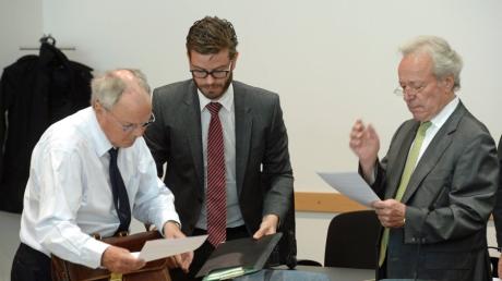 Den Geschäftsführern des Möbelhaus Inhofer August (Foto rechts mit Anwälten), Edgar und Karl Inhofer wird mehrfache Hinterziehung von Sozialleistungen und Steuern vorgeworfen.