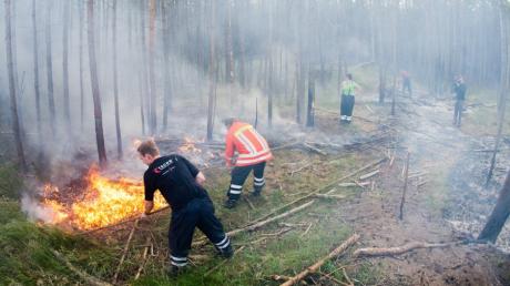 So weit soll es dank der Luftbeobachter nicht kommen: Feuerwehrkräfte bekämpfen einen kleineren Waldbrand. (Archiv)