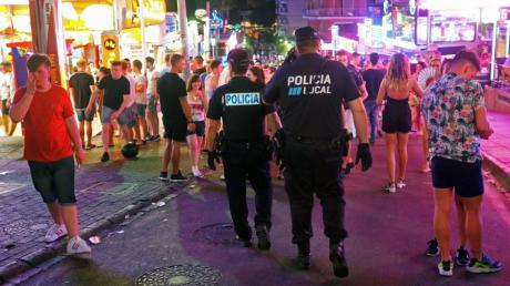 Immer wieder gibt es in der englischen Urlauberhochburg Magaluf Ärger mit  Partygästen. Zwei britische Polizisten sollen das ändern.