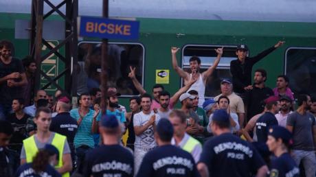 Flüchtlinge und ungarische Sicherheitskräfte am Bahnhof in Bicske.