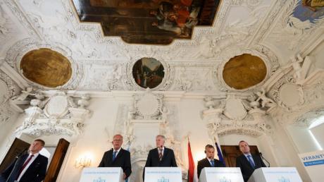 Thomas Kreuzer (2.v.l.), Ministerpräsident Horst Seehofer (CSU, M), der ungarische Premierminister Viktor Orban (2.v.r) und Manfred Weber (CSU, r) geben eine Pressekonferenz. 