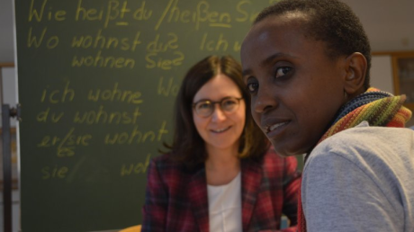 Beate Güthner (links) beim Deutschunterricht mit Amne Omari aus Tansania. Im Oettingen trifft sich ein ehrenamtlicher Unterstützerkreis jede Woche mit Asylbewerbern. 