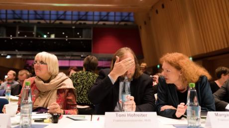 Claudia Roth (l-r) und die beiden Fraktionsvorsitzenden Anton "Toni" Hofreiter und Margarete Bause verfolgen in Bad Windsheim auf dem Landesparteitag der Grünen die Aussprache. 