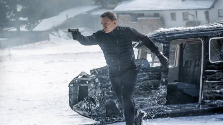 Bond, James Bond, kämpft wieder gegen Bösewichte, fährt schnelle Autos und verführt schöne Frauen. 