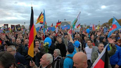 5000 Anhänger der Alternative für Deutschland haben gestern in Berlin gegen die Flüchtlingspolitik der Bundesregierung demonstriert.