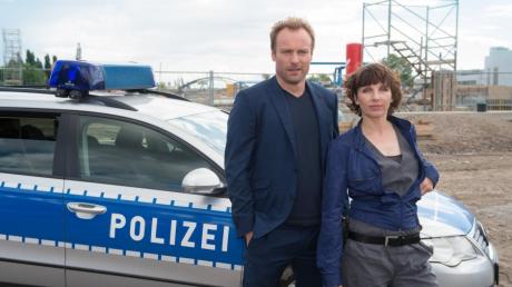 Die Schauspieler Meret Becker (als Kommissarin Rubin) und Mark Waschke (als Kommissar Karow) posieren am Set des neuen Tatorts