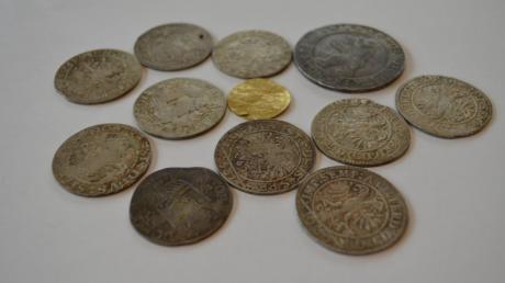 Ein Teil des Schatzes von Hausen. 1957 wurden die Münzen bei Ausschachtungsarbeiten in einem alten Bauernhaus gefunden. Sie stammen in der Mehrzahl aus der Zeit des Dreißigjährigen Kriegs. Wahrscheinlich kamen sie nach dem Krieg gemeinsam mit Neusiedlern aus Tirol und der Schweiz in die Region.