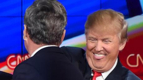 Da alberten sie noch rum - doch in der Debatte der republikanischen Präsidentschaftskandidaten flogen dann die Fetzen zwischen Donald Trump (rechts) und Jeb Bush.