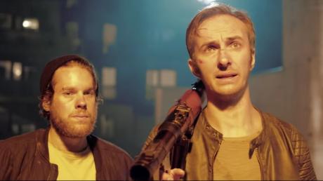 Jan Böhmermann (rechts) verulkt Til Schweiger - wieder einmal. In einem Clip verulkt er Schweigers Kinofilm "Off Duty"