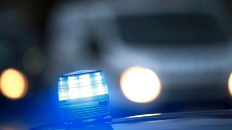 Bei einer Schleierfahndung hat die bayerische Polizei auf der A8 München-Salzburg Dienstagfrüh drei Kosovaren festgenommen.