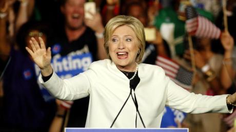 Hillary Clinton jubelt in Miami (Florida) ihren Anhängern zu. Beim "Super Tuesday" dominierte sie deutlich in Alabama, Arkansas, Georgia, Tennessee, Texas und Virginia.