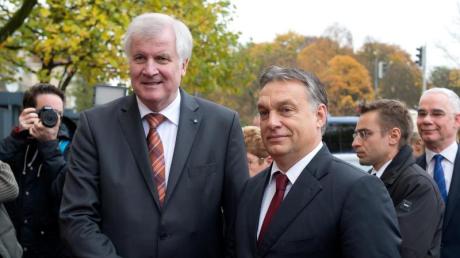 Ungarns Ministerpräsident Viktor Orban (re.) ist am Montagabend bei einem Festakt im bayerischen Landtag zu Gast. Dort wird er auch auf Horst Seehofer (li.) treffen.
