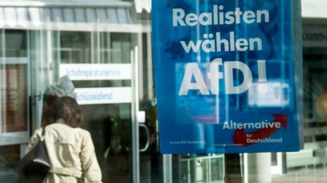 Ein Frau passiert am 7. März in Vierchen (Hessen) ein Plakat der AfD. Die rechtspopulistische Partei AfD kam hier bei den Kommunalwahlen auf 18 Prozent der Stimmen. 